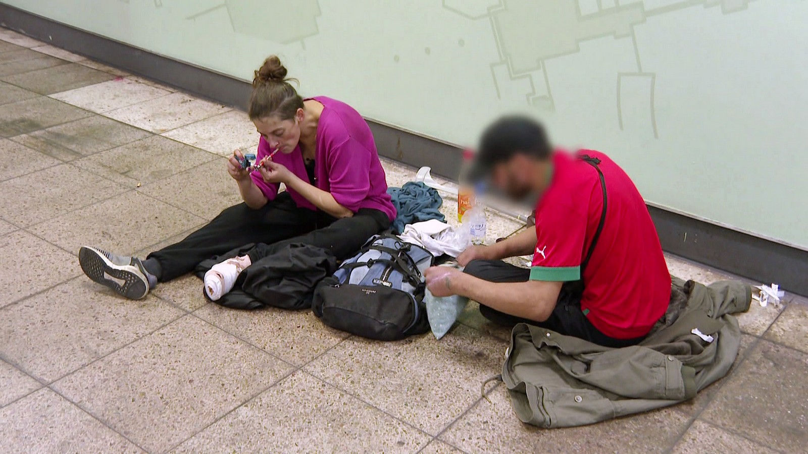 "Hartes Deutschland": Nelly sorgt sich um ihren Verlobten - Amputation nach Drogenkonsum? 61 Nelly aus "Hartes Deutschland"