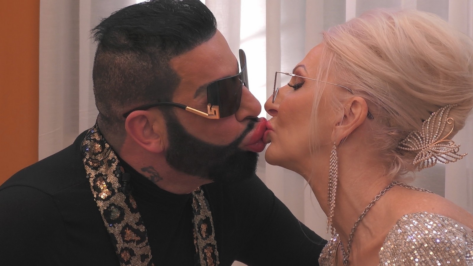 "Promi Big Brother" 2025: Harald Glööckler und Désirée Nick küssen sich - "Du gehst hier als Hete raus!" 61 Désirée Nick knutscht Harald Glööckler bei "Promi Big Brother" 2025