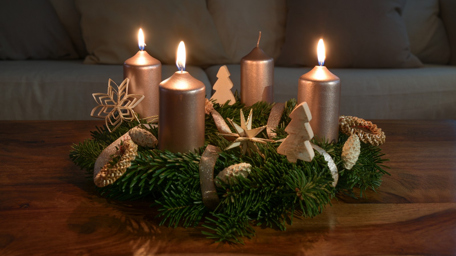 Adventskranz länger frisch: So schützt ein einfacher Trick vorm Austrocknen 61 Adventskranz