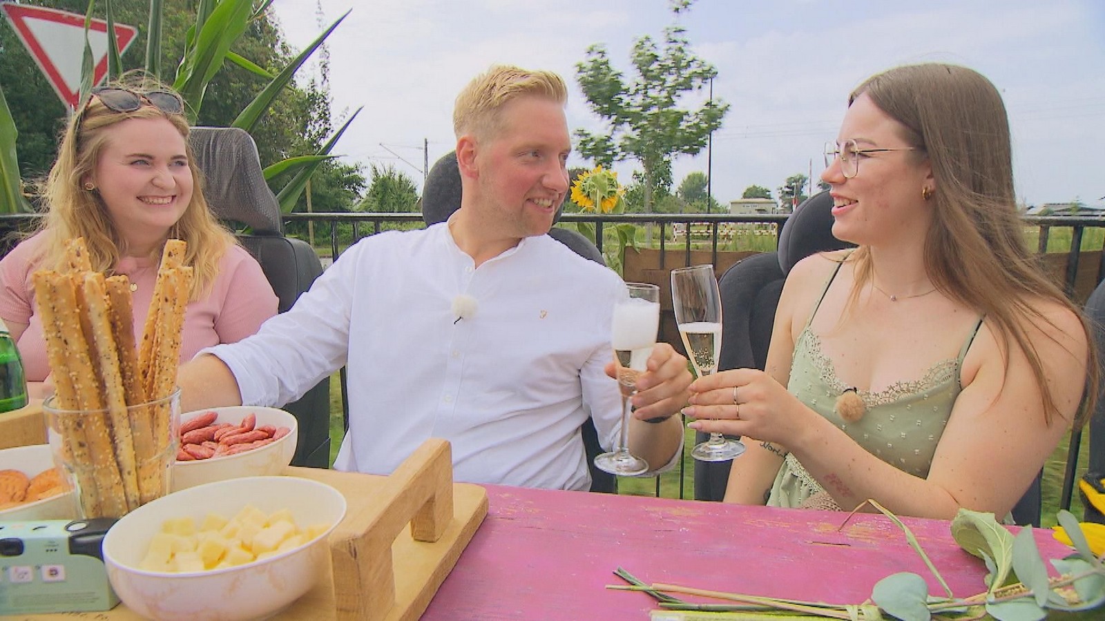 "Bauer sucht Frau" 2025: Kandidat Daniel bricht Regel - jetzt droht ihm eine Geldstrafe 61 Emely, Daniel und Jennifer bei "Bauer sucht Frau" 2025