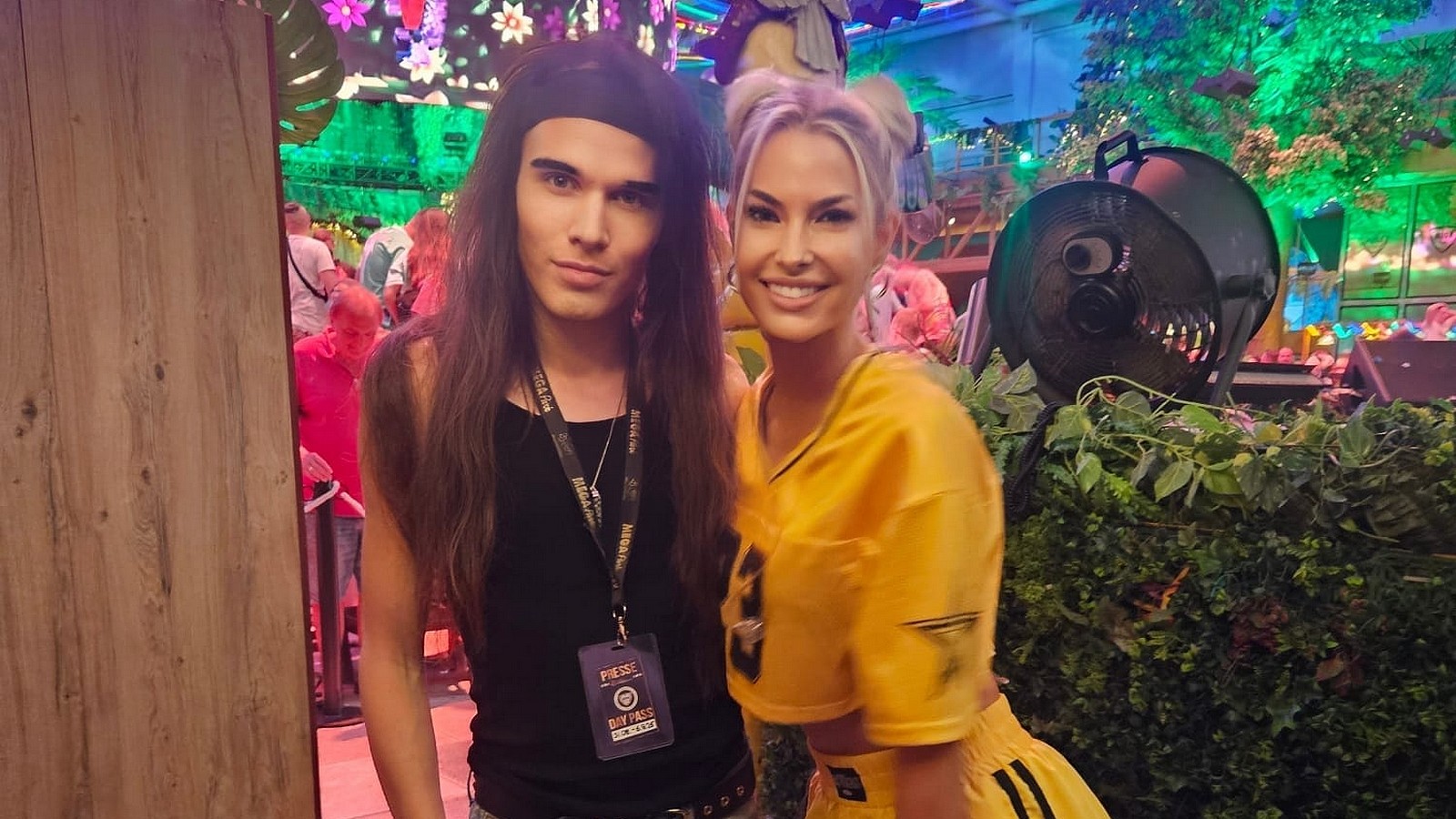 Konzert, Playboy, NDR-Doku & DSDS-Jurorin - Es war DAS Jahr für Malle-Star Isi Glück 74 KUKKSI-Reporter Oliver Stangl und Isi Glück