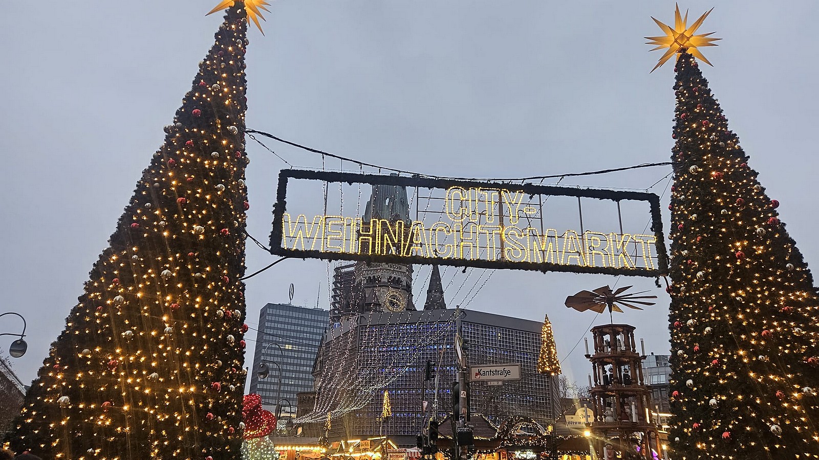 "Unverschämt": Glühwein für 8,50 Euro auf Berliner Weihnachtsmarkt sorgt für Kritik 73 Berliner Weihnachtsmarkt