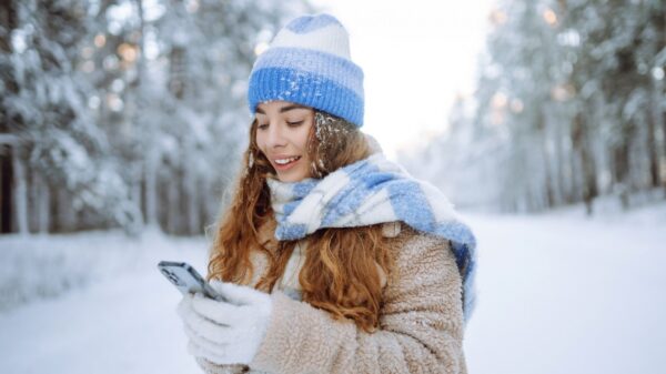 Handy im Schnee