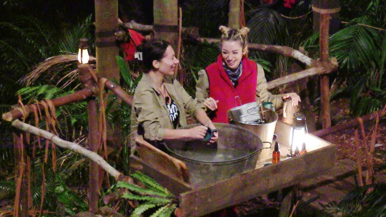 Dschungelcamp 2026: Ariel macht Intimrasur im Spülbecken fürs Geschirr 61 Samira Yavuz und Ariel im Dschungelcamp 2026