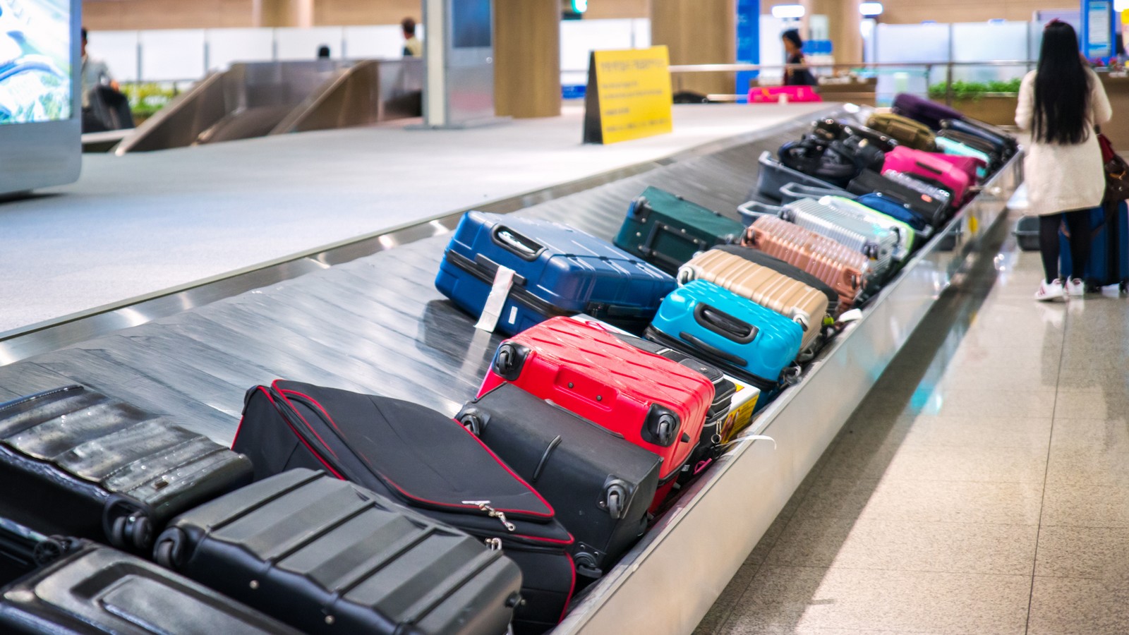 Darum sollte man nie mit einem schwarzen Koffer verreisen 61 Gepäckband
