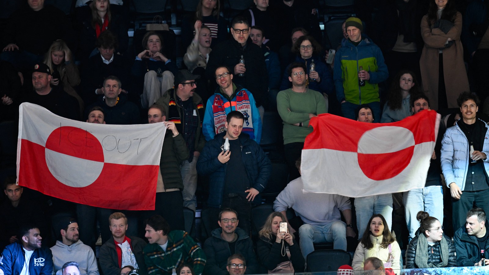 Olympia: Fans mussten Grönland-Flagge beim USA-Spiel einpacken 61 Grönland-Flagge bei Olympia