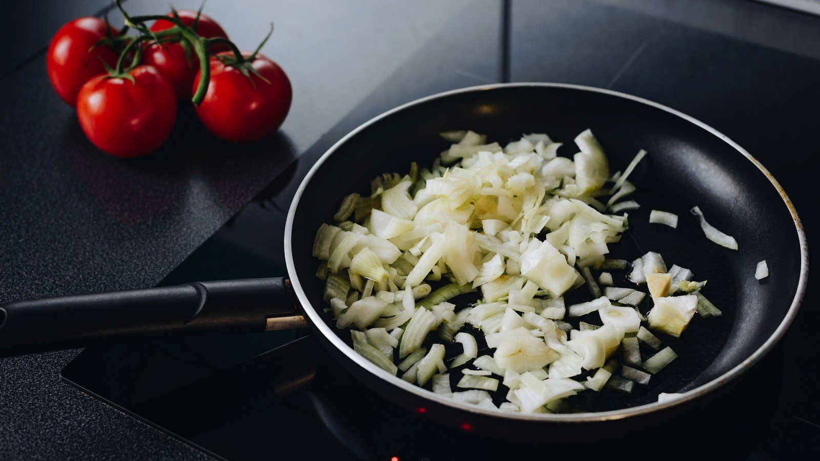 Mit diesem Trick werden Zwiebeln beim Anbraten glasig 61 Zwiebeln braten