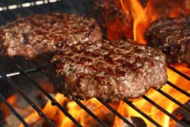 Mit dem Eiswürfel-Trick wird der Burger auf dem Grill extrem saftig 69 Mit dem Eiswürfel-Trick wird der Burger auf dem Grill extrem saftig