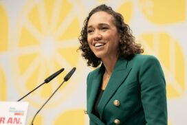 Nach Wahl-Debakel: FDP-Politikerin Nicole Büttner löst Wette ein und trägt jetzt Glatze 68 Nach Wahl-Debakel: FDP-Politikerin Nicole Büttner löst Wette ein und trägt jetzt Glatze
