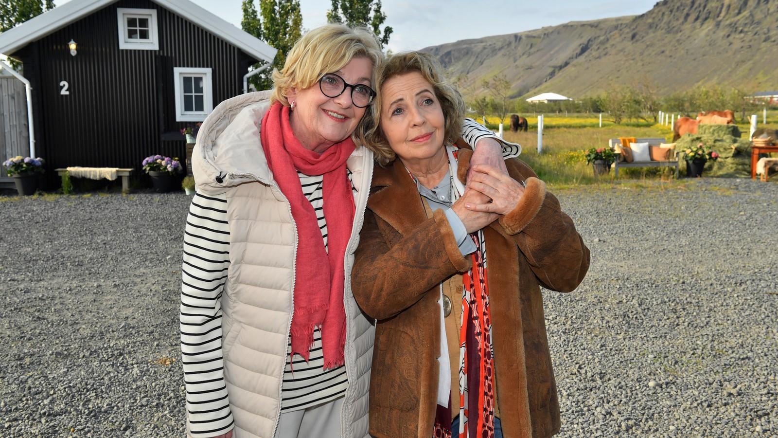 „Traumschiff“-Stars Michaela May & Saskia Vester sprechen über ihren Kuss 61 Saskia Vester und Michaela May in "Das Traumschiff"