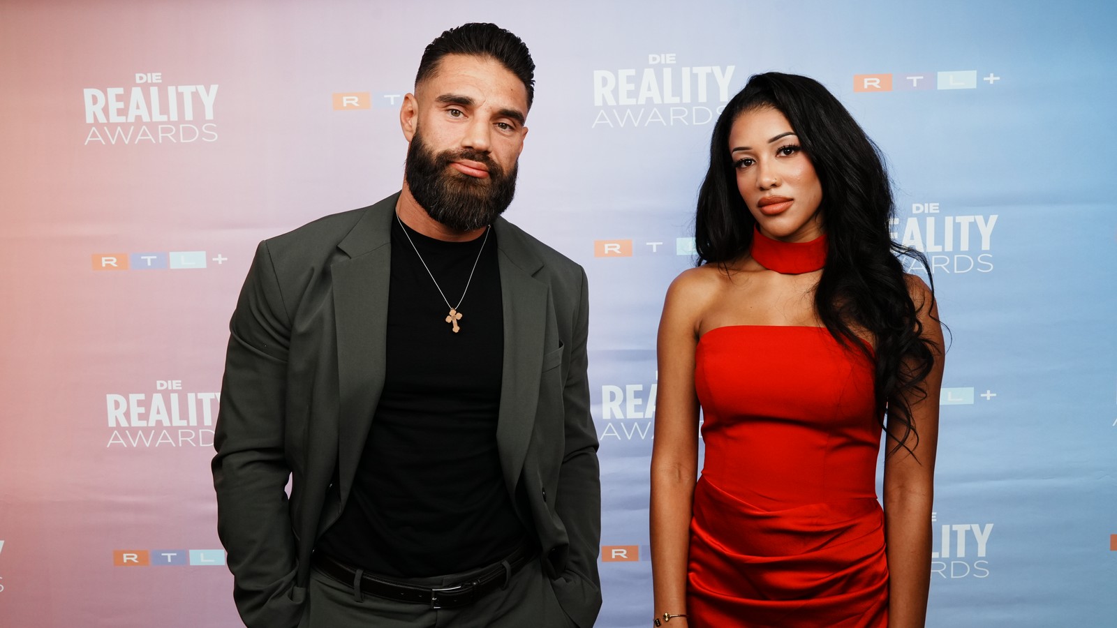 Aleks Petrović auf Bühne gedemütigt - das sind alle Gewinner der Reality Awards 72 Vanessa Nwattu und Aleksandar Petrovic
