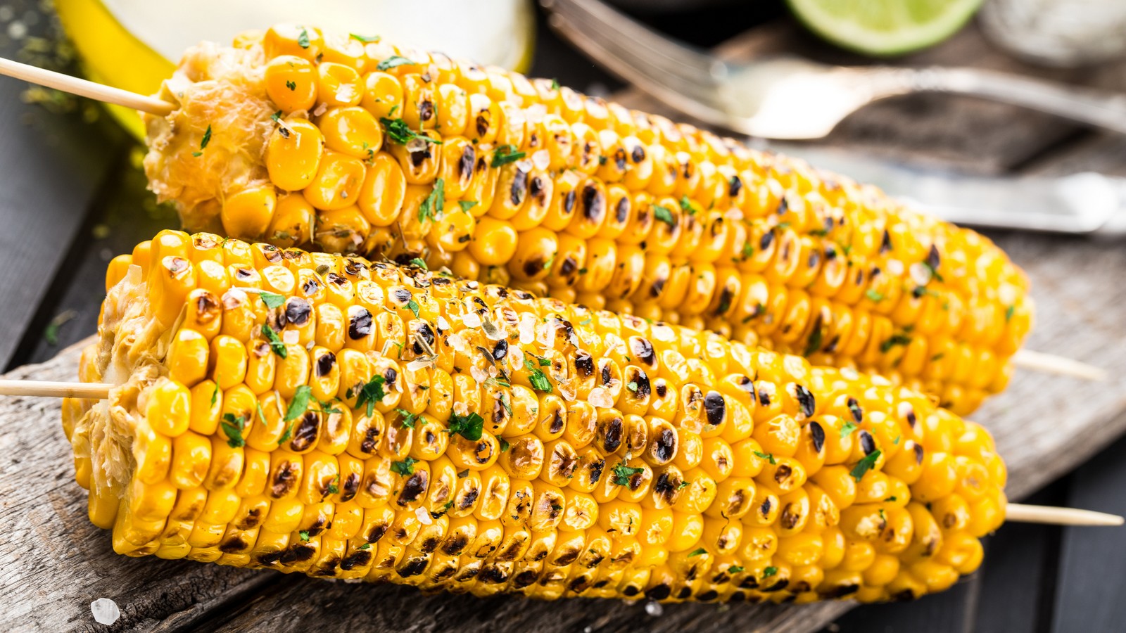 Mit diesem Trick werden Maiskolben auf dem Grill besonders saftig 61 Maiskolben