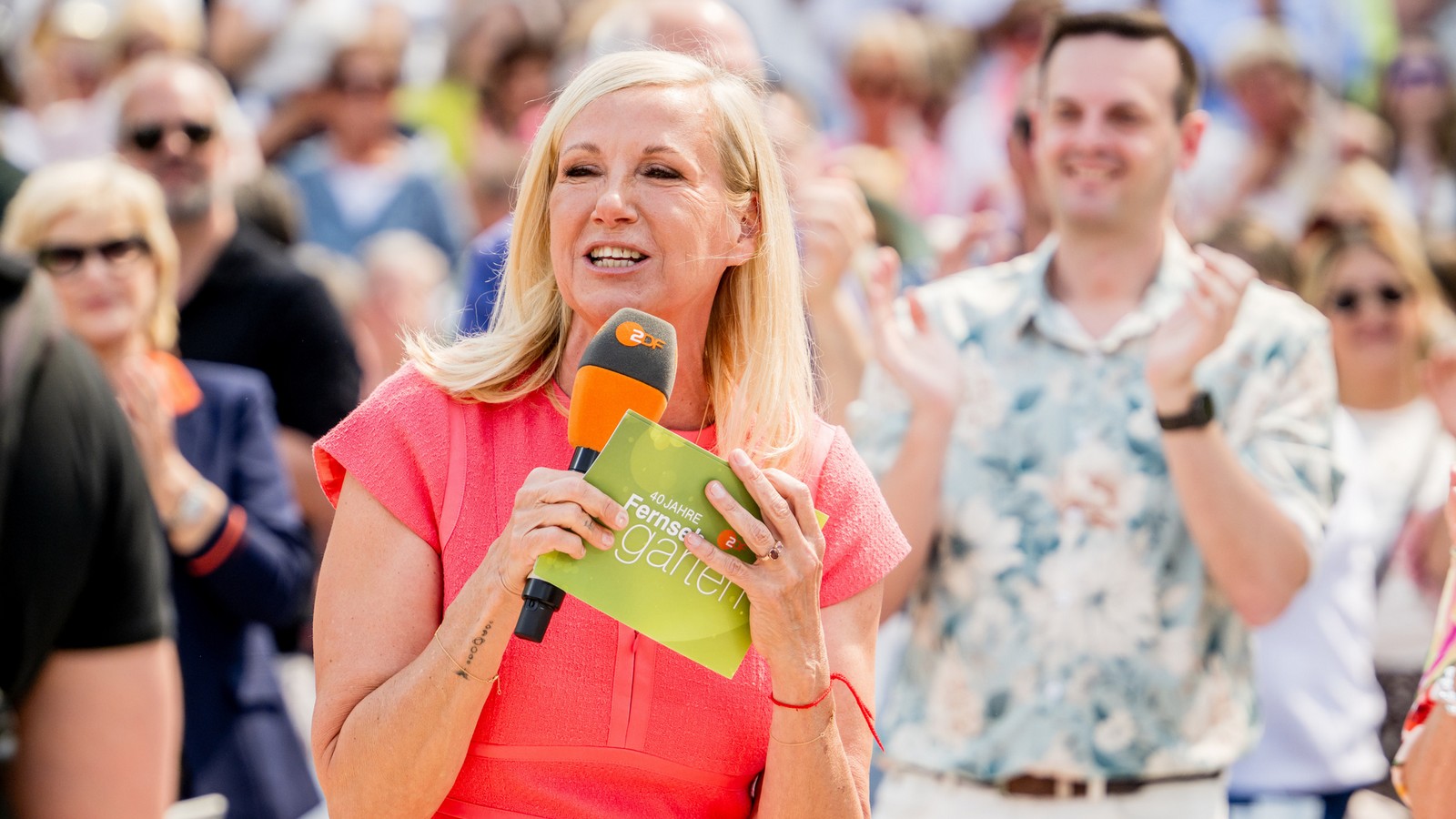 Rassismus-Eklat im "Fernsehgarten"? Der Sender meldet sich zu Wort - "Andrea Kiewel bedauert ihre Worte und entschuldigt sich" 61 Andrea Kiewel im ZDF-"Fernsehgarten"