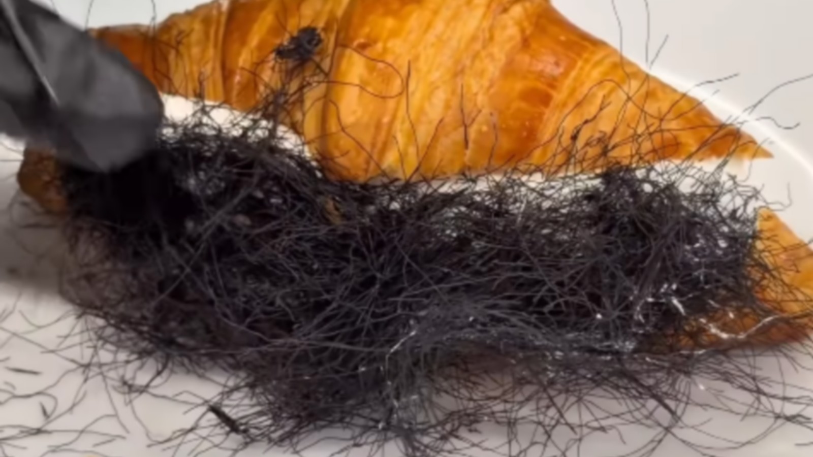 Schamhaare im Croissant? Haarige Food-Kreation aus Thailand sorgt für blankes Entsetzen 61 Croissant